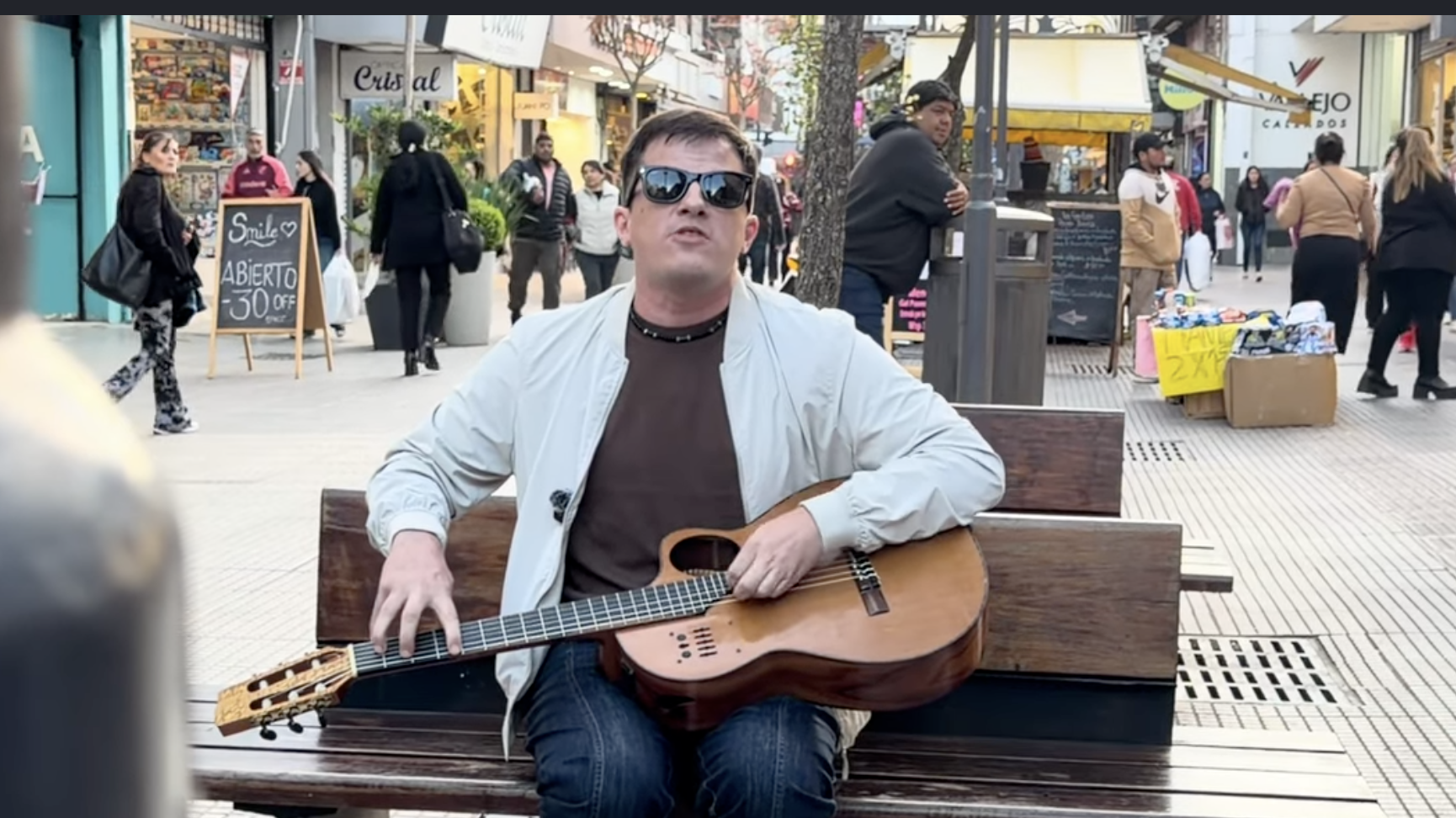 El video del que todos hablan: Nahuel Pennisi sorprendió a los tucumanos en la peatonal con un emotivo recital al aire libre