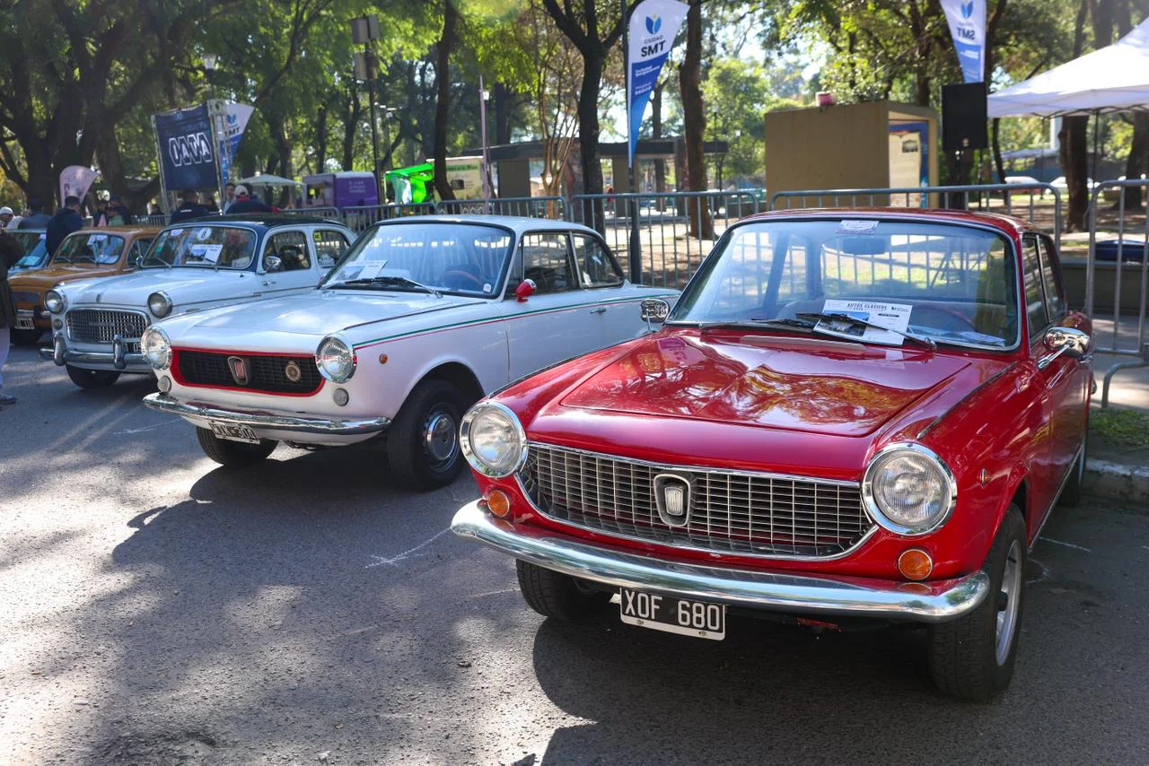 Autos con un siglo de historia: el Parque Avellaneda vibró con los tesoros del Club de Autos Clásicos de Tucumán