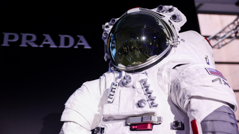 La Luna tendrá glamour: Prada vestirá a los astronautas de la próxima misión