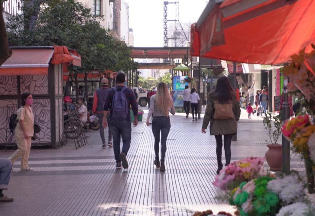 Por el partido de Argentina, los comercios tucumanos atenderán hasta las 18 el próximo viernes