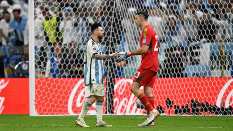 Messi y Dibu Martínez lucirán parches especiales en el debut de Argentina en el Mundial