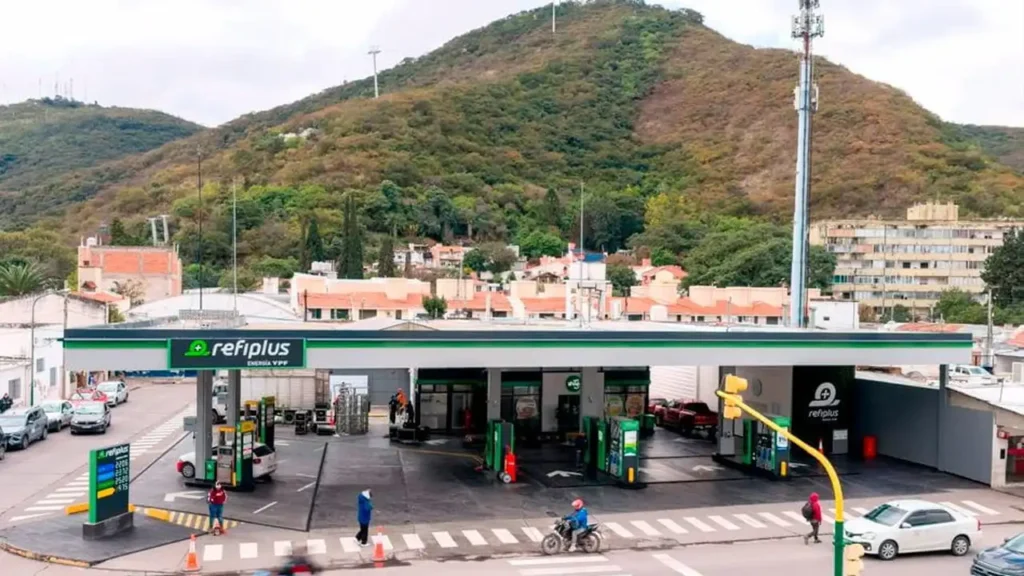 YPF inauguró su primera estación low cost y abre una nueva etapa en el mercado de combustibles