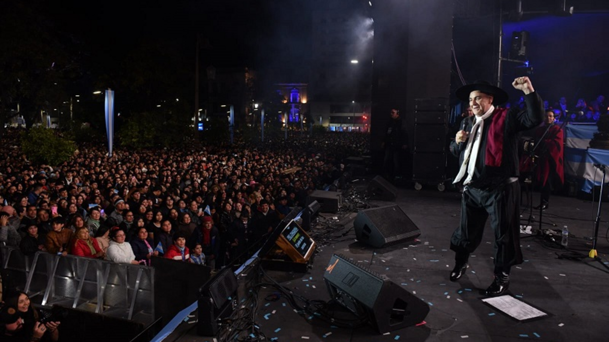 Plaza Independencia fue una fiesta: más de 60 mil personas disfrutaron de la vigilia del 9 de Julio