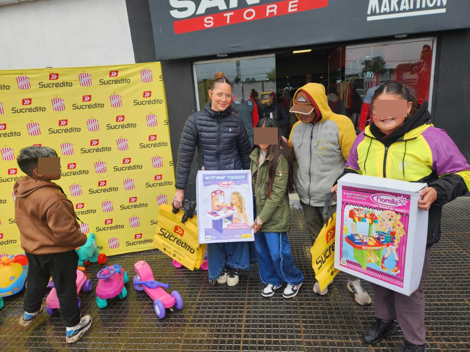 Sucrédito llevó juguetes a pequeños de distintos puntos de Tucumán por el Día del Niño