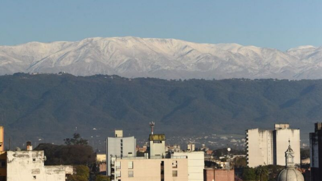 Postal mágica en Tucumán: los cerros amanecieron cubiertos de nieve