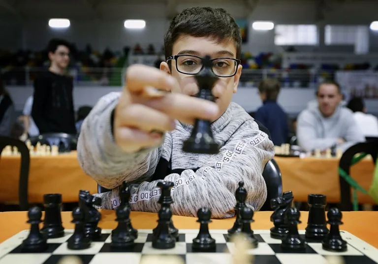 Faustino Oro volvió a derrotar a Magnus Carlsen y sorprende al mundo del ajedrez