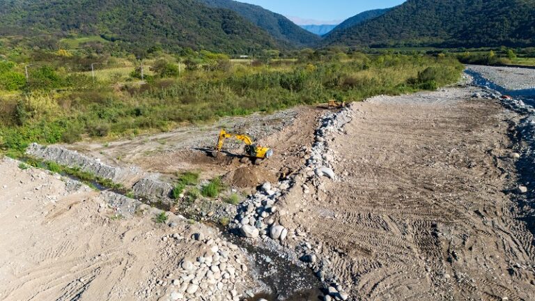 Continúan las tareas sobre la Ruta 321 para recuperar la traza y prevenir nuevas crecidas