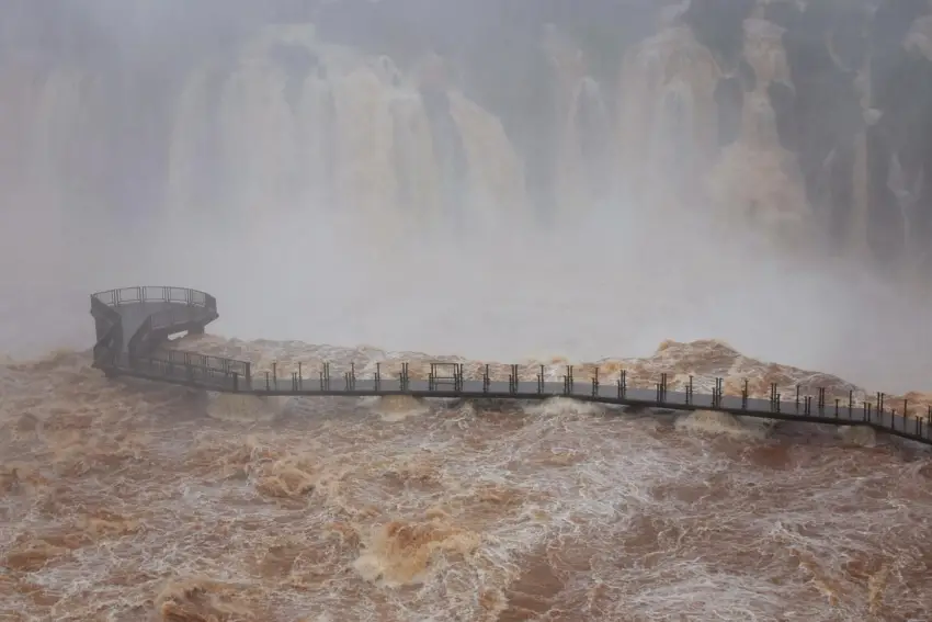 La crecida del río obliga a cerrar circuitos de las Cataratas del Iguazú
