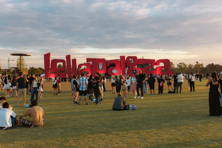 Lollapalooza 2027: Tini, Travis Scott y Charli XCX encabezan la grilla