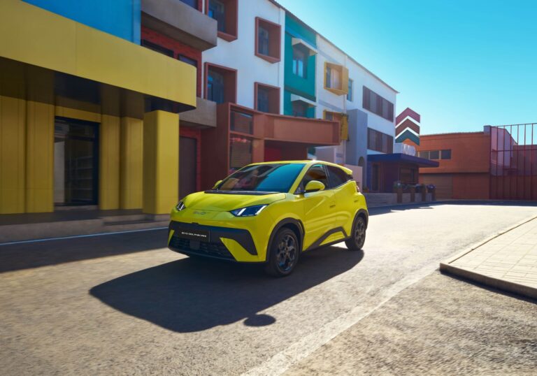 Autos eléctricos, yoga y café: la propuesta de BYD en Yerba Buena